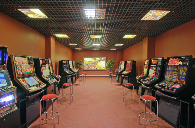 Lošimo automatų salonas - Respublikos g. 71-2, Panevėžys (PC "Klevas")